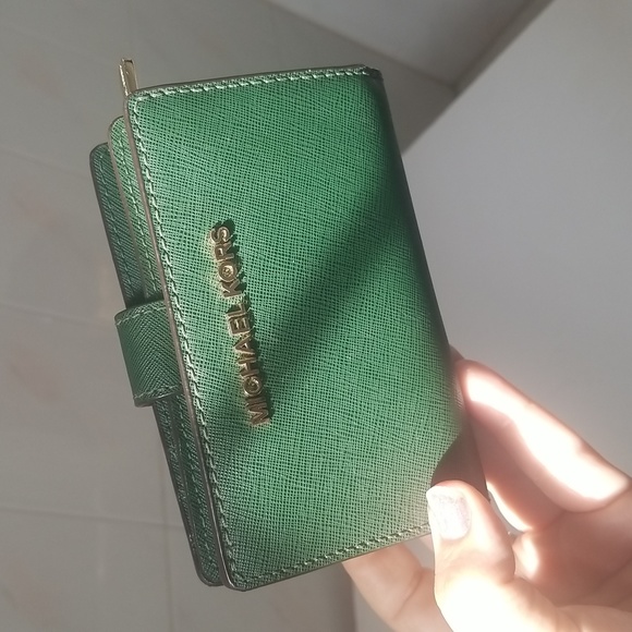 Michael kors Green Wallet - Picture 10 of 14